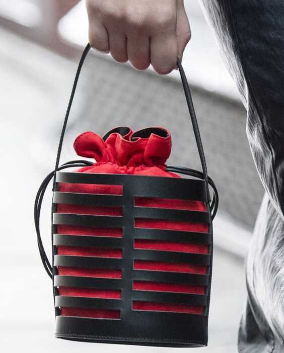 красная сумка-мешок
